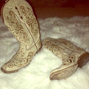 Cowgirl boots from buckle